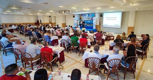 Alcaldes y concejales del PP en la escuela inaugurada este miércoles en Almuñécar.