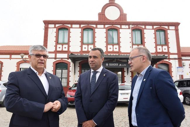 El presidente de la Diputación con los alcaldes de Guadix y Baza.