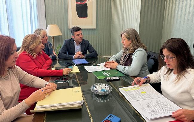 Reunión del gobierno municipal con las concejalas de Vox.