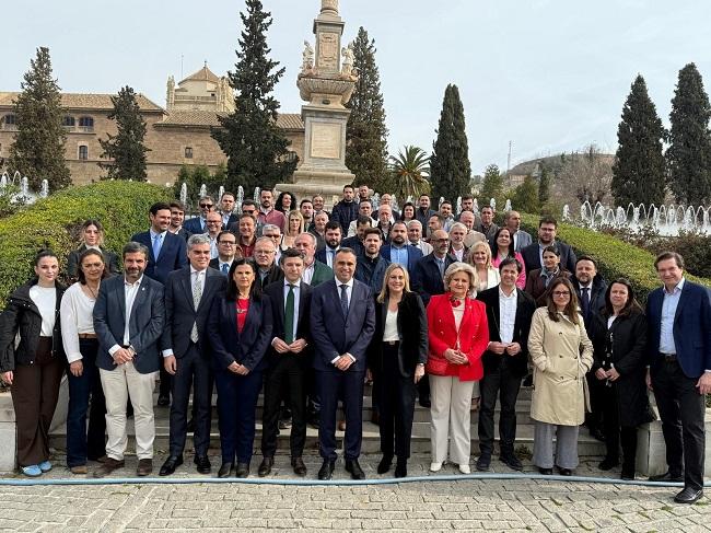 El presidente del PP con alcaldes y portavoces de su partido.