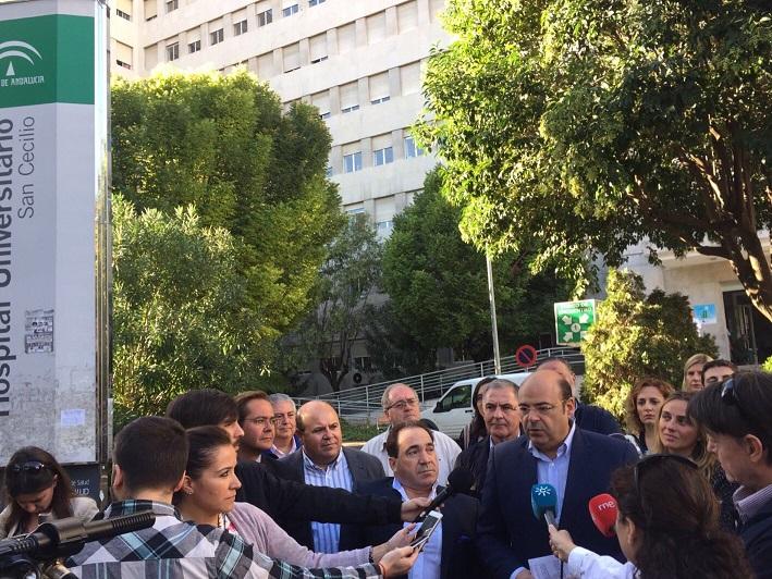 Sebastián Pérez atiende a los medios a las puertas del Clínico.