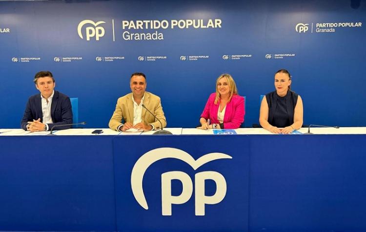 Jorge Saavedra (izquierda) en una junta directiva provincial del PP con la participación de Carazo.