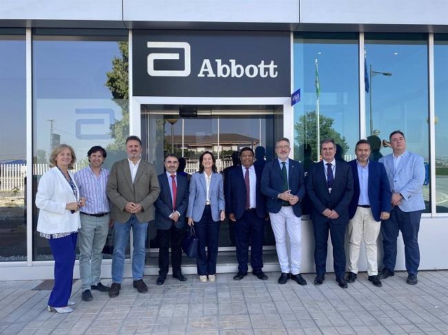 La candidata popular granadina del Partido Popular a las elecciones europeas, Concha de Santa Ana, visita la planta de producción y el centro de I+D de Abbott en Granada.