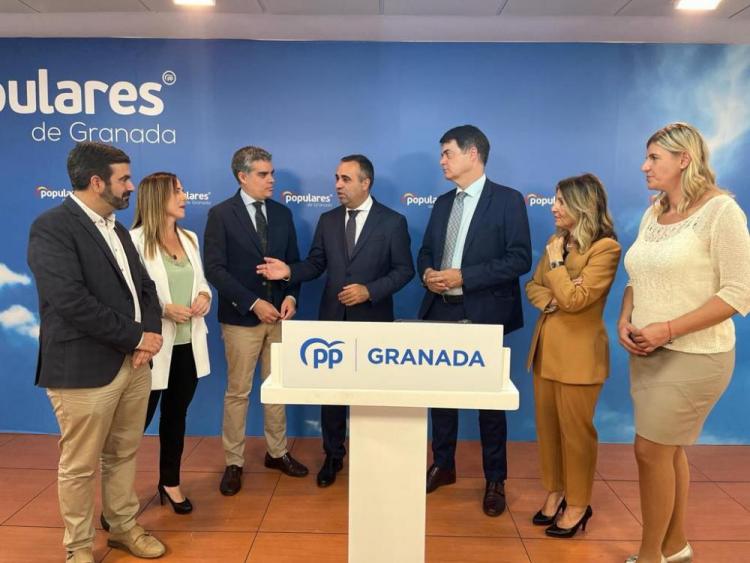 Francisco Rodríguez, junto a representantes populares en Congreso y Senado.