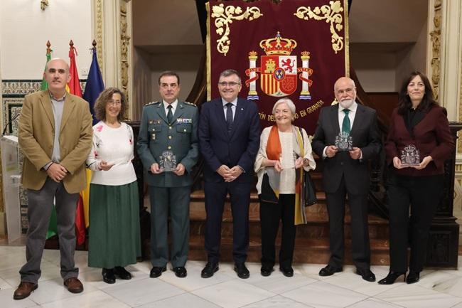 Antonio Castro (Fundación Miguel Ríos); María Dolores Ruiz (La Calle Mata); Francisco García, José A. Montilla, Elisa Pérez Vera, Gregorio Cámara y María Andrade, de El Independiente de Granada.