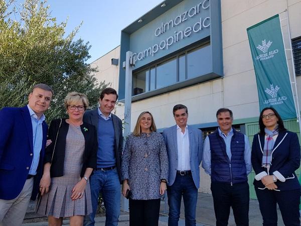 Los candidatos del PP en su visita a la cooperativa de Píñar. 