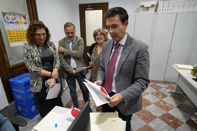 Francisco Cuenca, con otros representantes socialistas, al presentar las alegaciones.