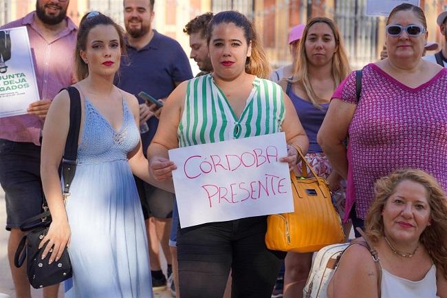 Detalle de la protesta, este viernes, en la sede de la Junta.