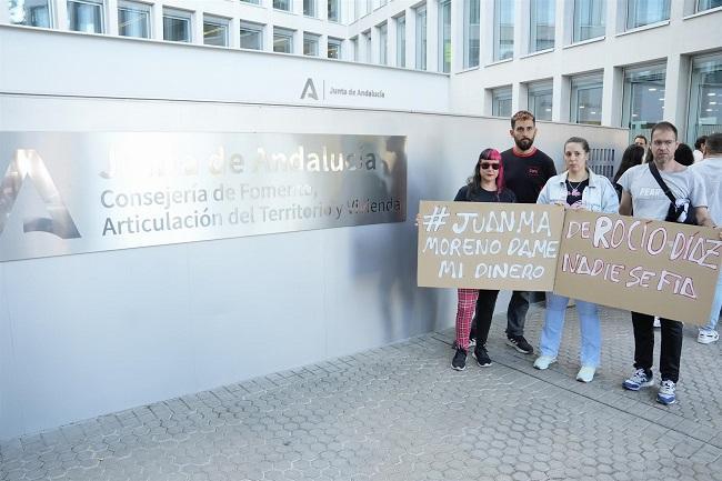 Imagen de archivo de una protesta de jóvenes ante la Consejería de Fomento por el bono alquiler joven.