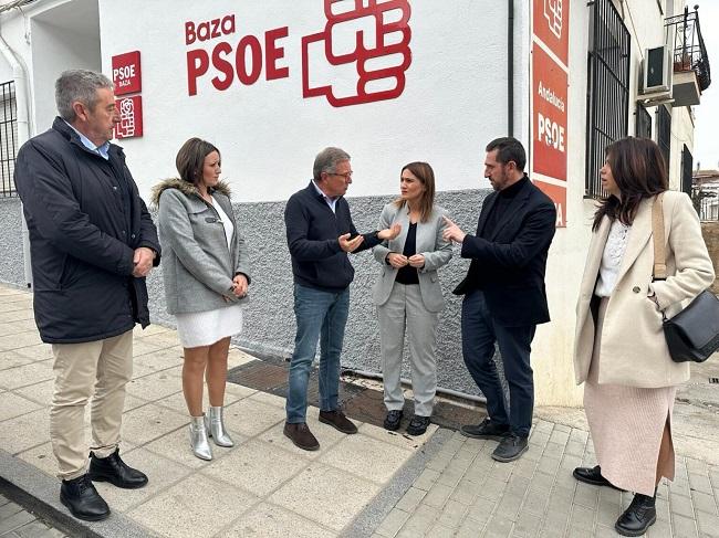 La parlamentaria Olga Manzano con representantes socialistas en Baza.