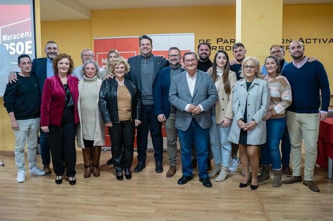 Carlos Porcel, con su ejecutiva y el secretario provincial, José Entrena.