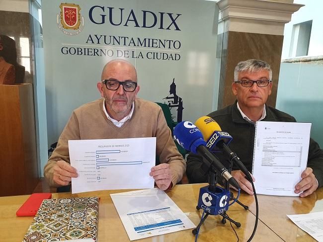 El alcalde de Guadix (derecha) y el concejal de Hacienda.