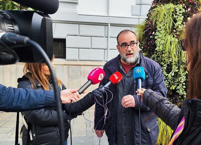 Puentedura atiende a los periodistas. 