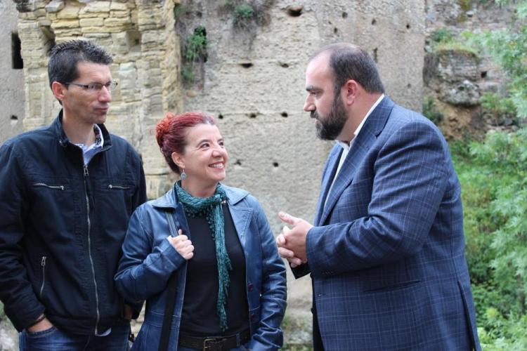 Francisco Puentedura conversa con otros integrantes de su formación.