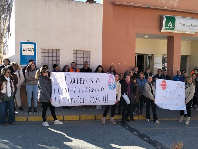 Protesta en el cenro de salud de Purullena.