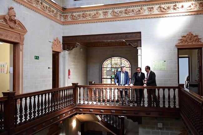 Los delegados de la Junta, en su visita al inmueble.