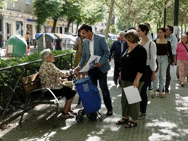 Cuenca saluda a una vecina en su visita al Zaidín.