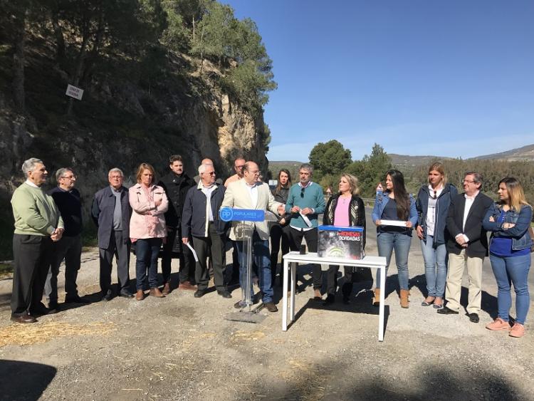 Sebastián Pérez, con otros dirigentes y cargos del PP, en la carretera de Órgiva.