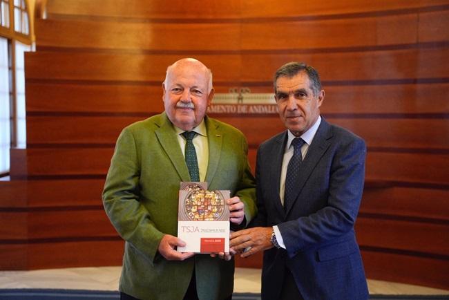 El presidente del Parlamento de Andalucía, Jesús Aguirre, y el presidente del Tribunal Superior de Justicia de Andalucía (TSJA), Lorenzo del Río, este miércoles con la Memoria 2023 del órgano judicial. 