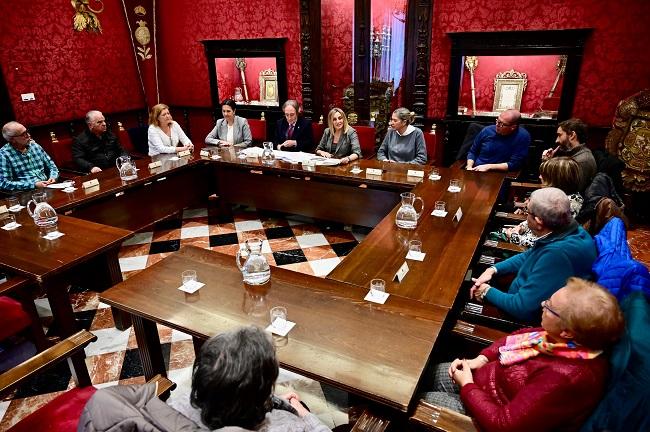 Reunión, en el Ayuntamiento, de los responsables de Salud con vecinos de barrio.