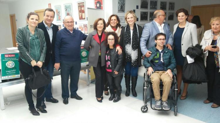 La consejera, junto a participantes en el encuentro.