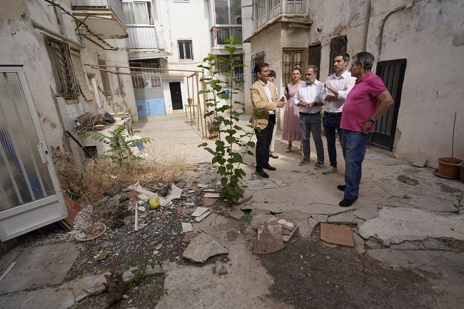 Cuenca y otros ediles del PSOE en uno de los patios de las viviendas.