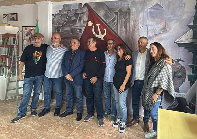 Enrique Santiago (tercero por la izquierda) junto a otros compañeros y compañeras del Partido Comunista.