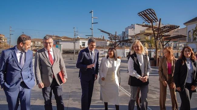 El delegado del Gobierno en Andalucía, Pedro Fernández, acompañado del subdelegado en Granada, José Antonio Montilla, en un encuentro institucional con la alcaldesa de Armilla, Loli Cañavate.