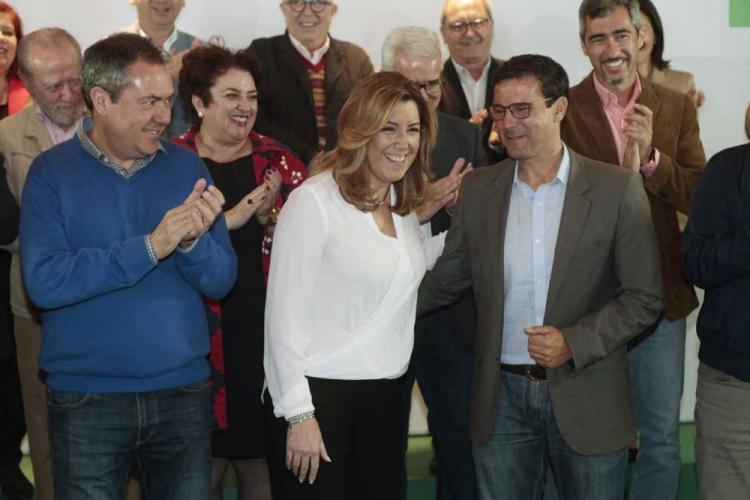 Cuenca recibe la felicitación de Susana Díaz al inicio del acto celebrado en Granada. 