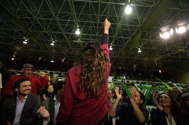 Teresa Rodríguez, de espaldas, en un mitin, en presencia de Garzón e Iglesias.