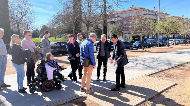 Representantes socialistas con vecinos de la zona.