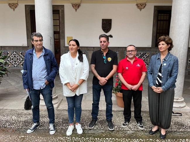 La parlamentaria de Por Andalucía y los ediles de UP con los representantes del sector del taxi.