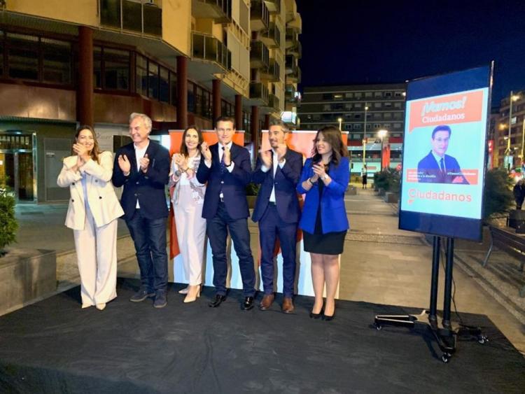 Luis Salvador con los integrantes de su candidatura.