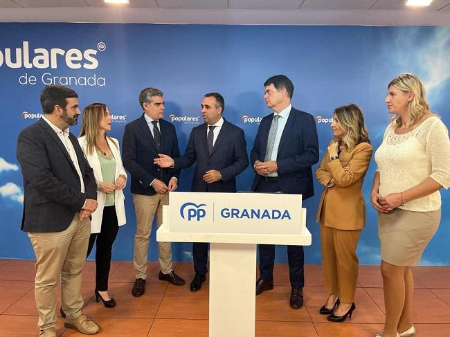Diputados y senadores del PP, con Rodríguez.