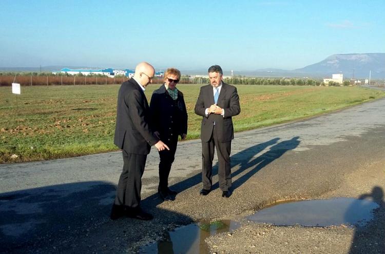 Los representantes de Ciudadanos en su visita a la carretera.