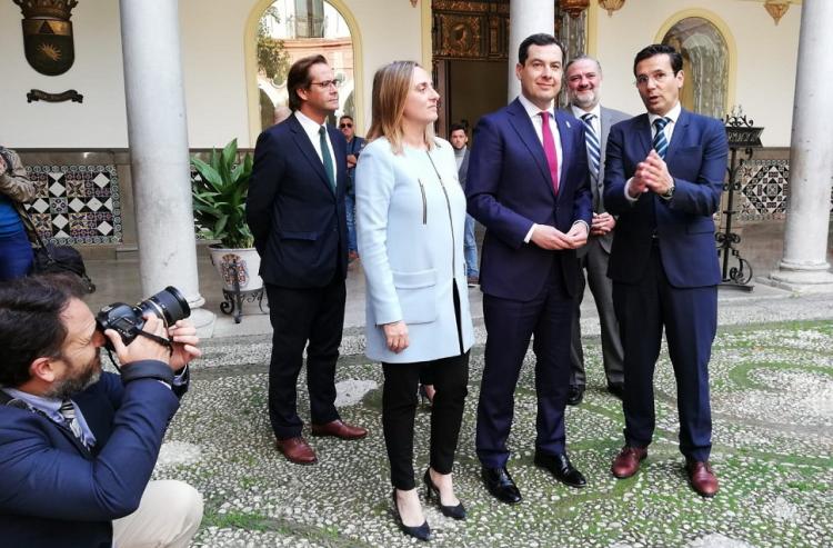 Juan Manuel Moreno, flanqueado por el alcalde de Granada y la consejera de Fomento, en su visita al Ayuntamiento de la capital.