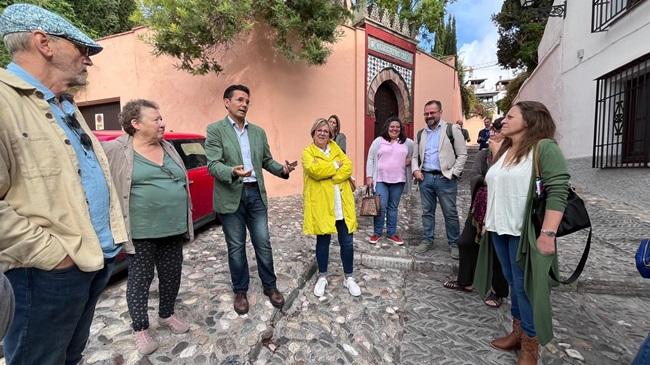 Los concejales socialistas, este jueves en el Albaicín.