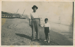 Agustín y su hijo en la playa de Málaga.