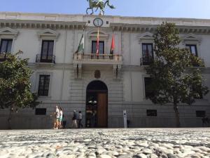 Imagen del Ayuntamiento de Granada en la Plaza del Carmen.