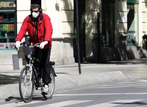 Un ciclista circula por el centro de Granada.