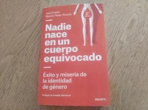Portada de 'Nadie nace en un cuerpo equivocado. Éxito y miseria de la identidad de género', de José Errasti y Marino Pérez.