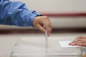 Un ciudadano deposita su voto en la urna. 