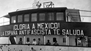 Saludo de los exiliados españoles al país de acogida desde uno de los barcos. 