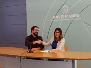 La coordinadora del IAJ, junto al director de la La Expositiva, sala que ofrece estos descuentos.