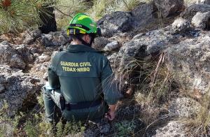 Un agente Tédax observa el proyectil encontrado, a su derecha. 