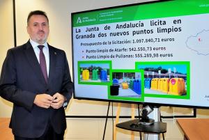 El delegado de Sostenibilidad y Medio Ambiente, junto a un cartel de la licitación.