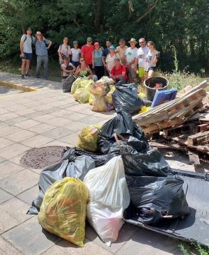 Voluntariado de la asociación Colina con la basura retirada.