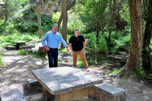 El delegado de la Junta y el alcalde de Quéntar, en el área recreativa. 