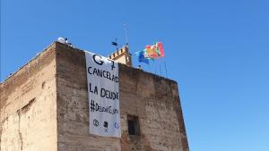 La pancarta, desplegada en la Torre de la Vela. 