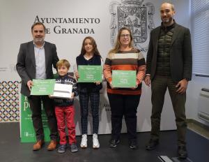 Entrega de premios de concurso infantil de 'piropos poéticos' sobre la limpieza de la ciudad. 